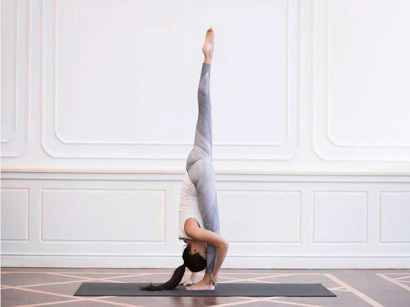 Bài tập yoga chữa thoát vị đĩa đệm với tư thế thẳng chân sẽ tạo thêm áp lực cho cột sống